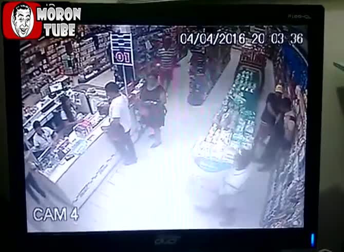 Video :A thief kills a cowardly Brazilian grocery employee